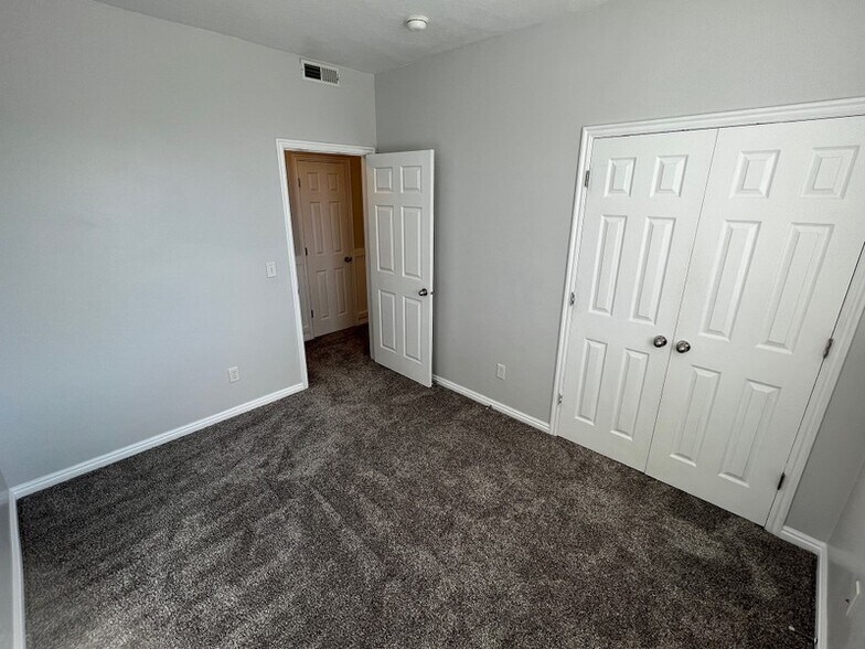 Building Photo - 610 N 400 W