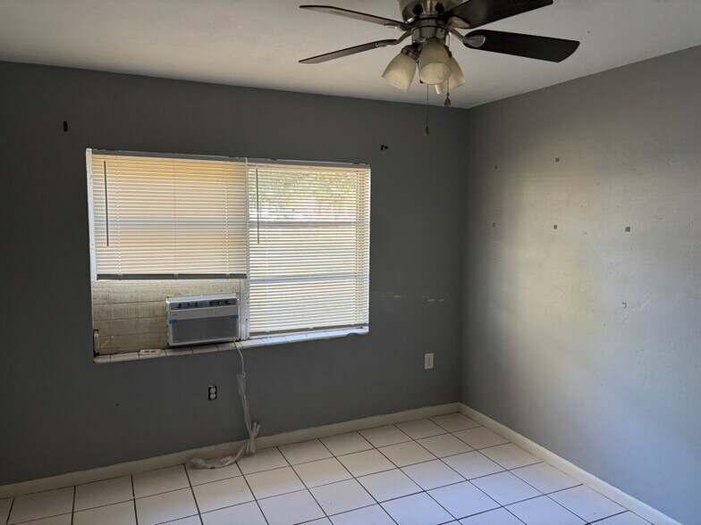 Building Photo - 2558 Congress St