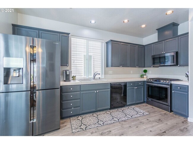 Building Photo - Beautiful 3 bedroom Home with Large Living...
