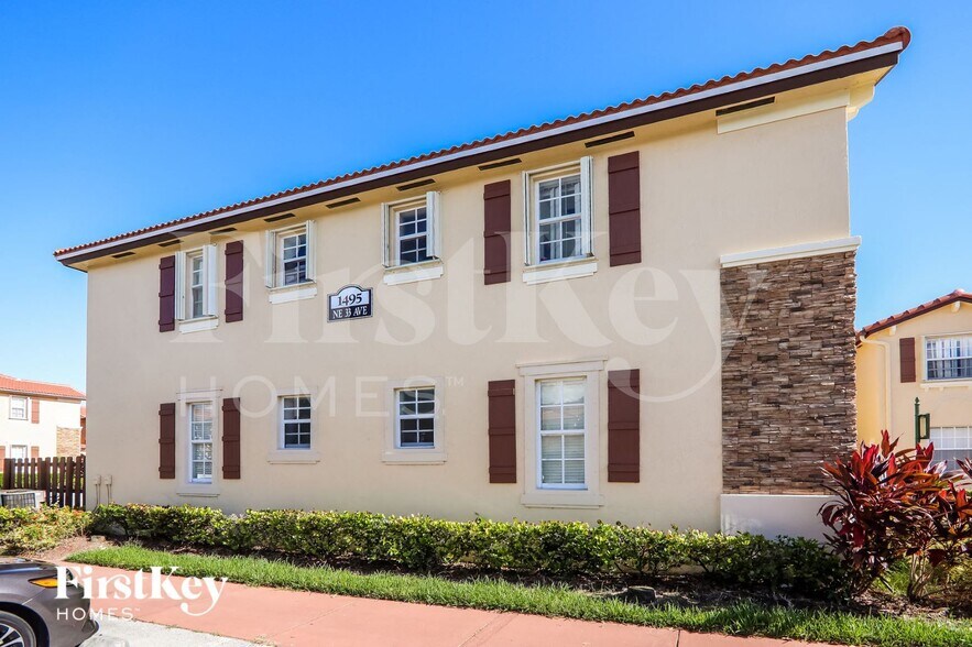 Building Photo - 1495 NE 33rd Ave