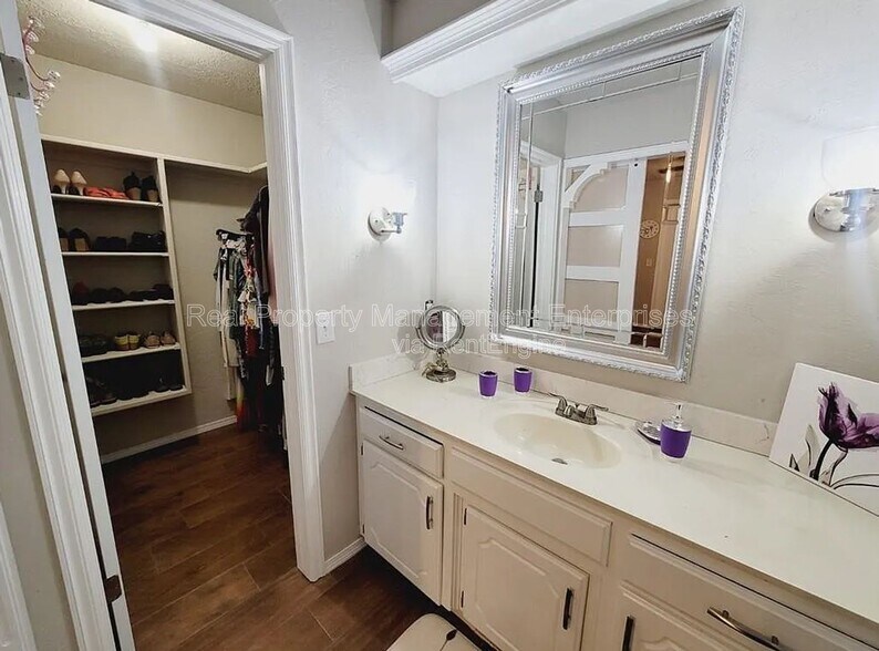 Building Photo - 1336 SW 109th Pl