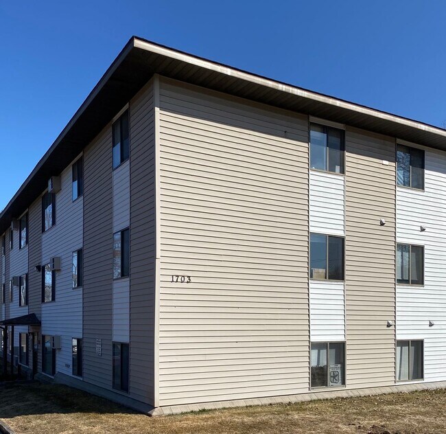 Building Photo - 4 Bedroom 2 Bathroom Apartment