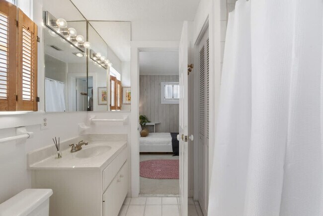 Building Photo - 2900 Ocean Dr S
