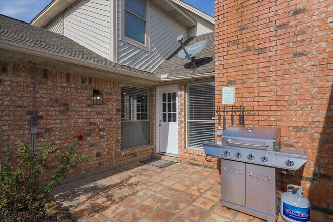 Building Photo - 516 Maywood Ln