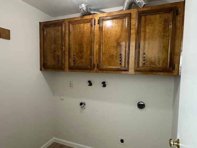 Building Photo - Beautiful 4BD Home | Fireplace, Fenced Backyard, Deck, Garage & A/C