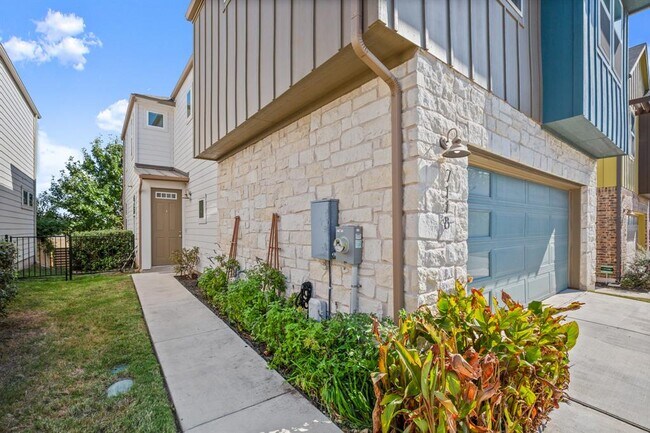 Building Photo - 7118 Silver Star Ln