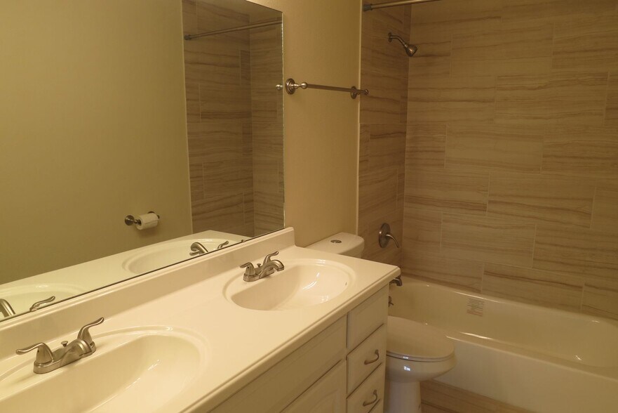 Building Photo - 600 Manhattan Dr