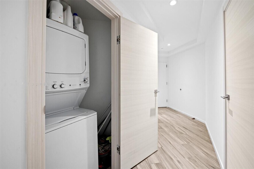 Building Photo - 801 S Miami Ave