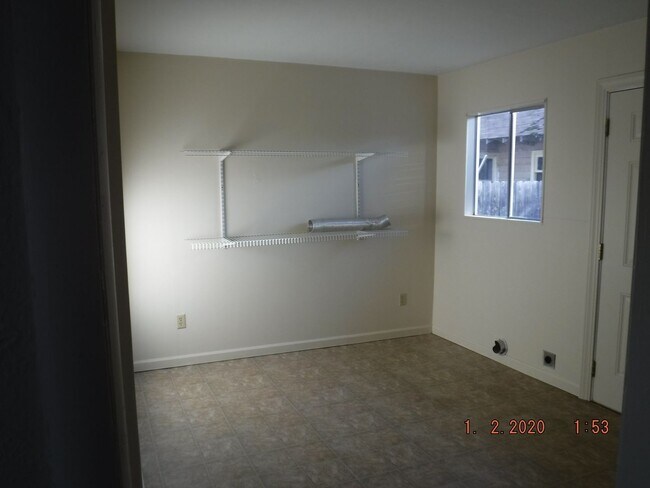 Building Photo - Three Bedroom House in Talent