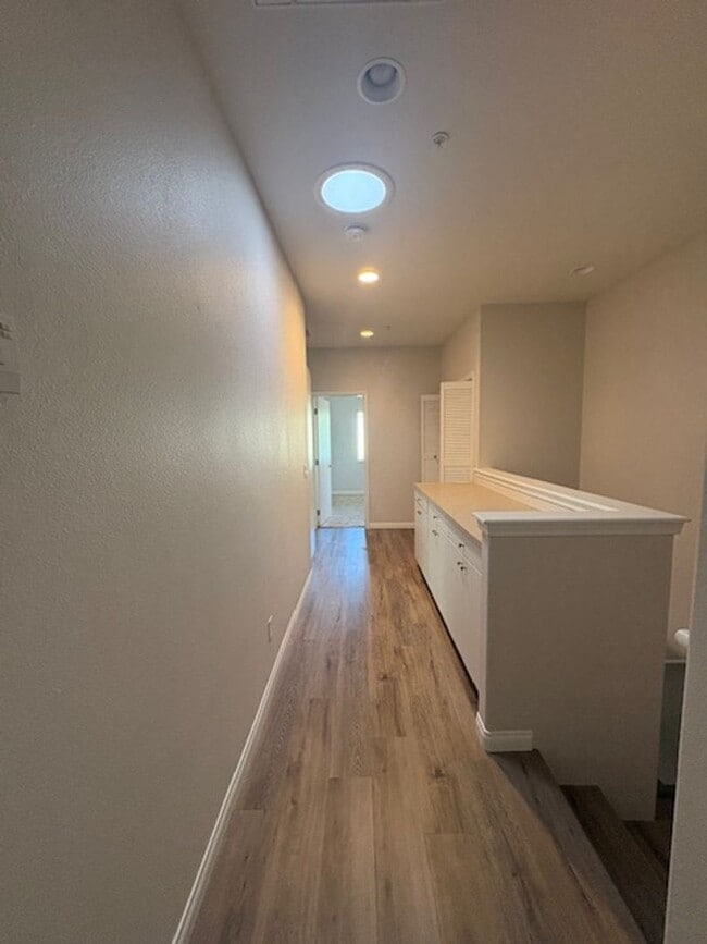 Building Photo - 824 Lawrence Dr