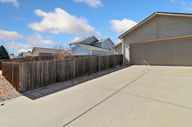 Building Photo - Great Ranch in the heart of Loveland!