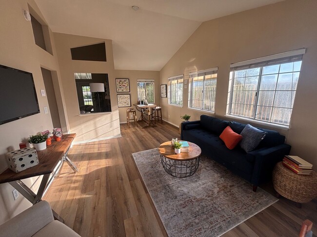 Building Photo - Spacious 4-Bedroom Home in Valencia's Nort...