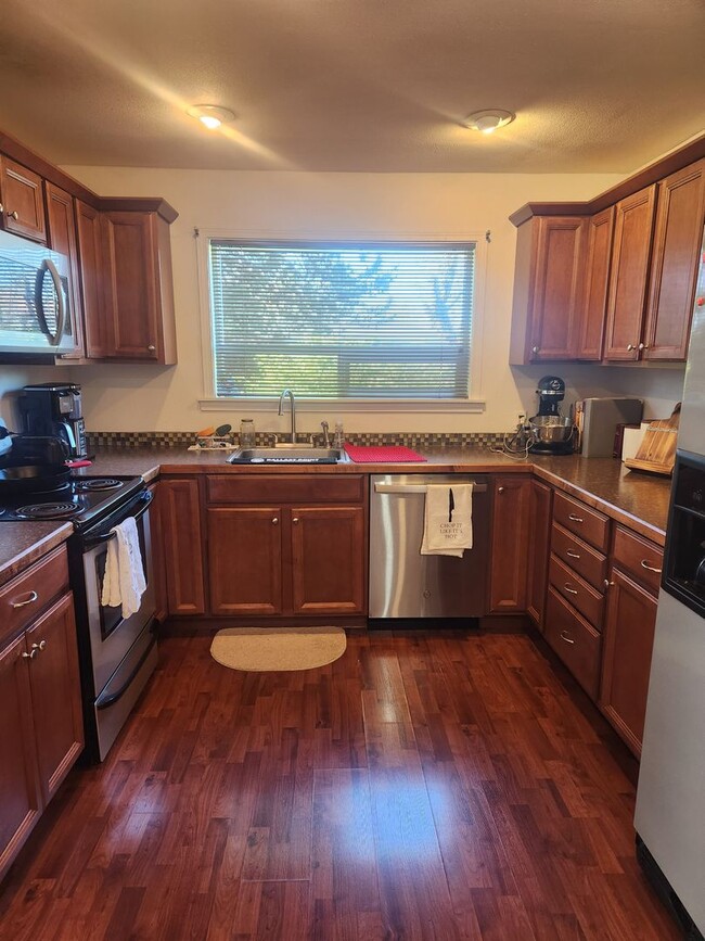 Building Photo - Spacious Lower Level Unit In Beautiful Manette