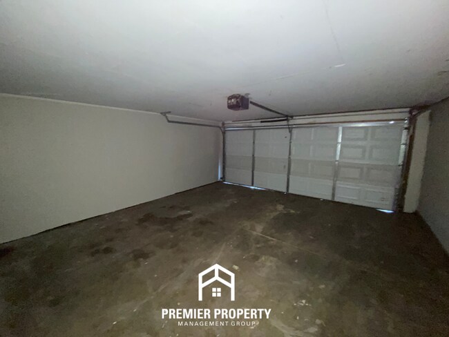 Building Photo - Spacious 4BR/2BA Memphis Home with Den, Fireplace & 2-Car Garage