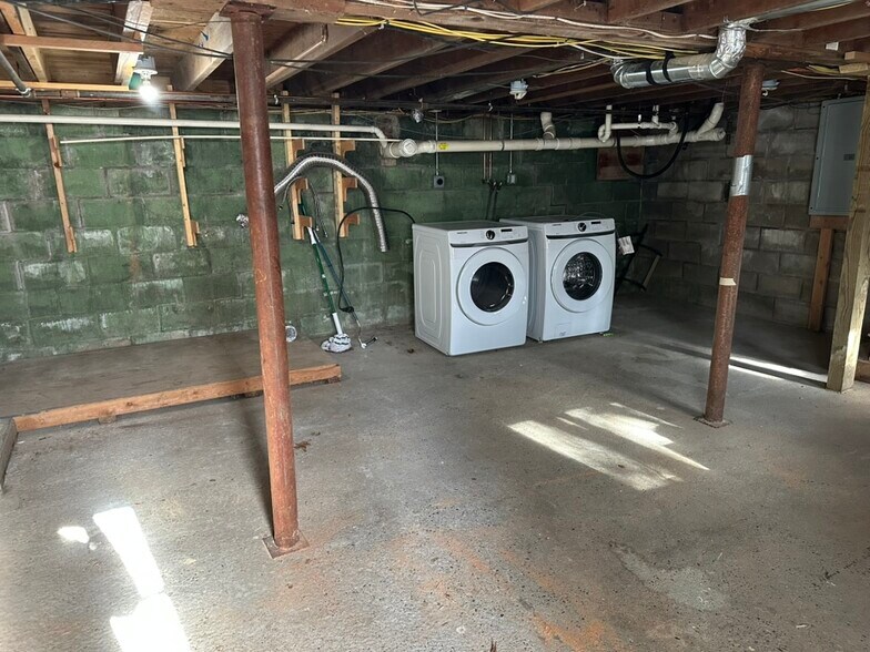 Private Basement - 328 Great Rd