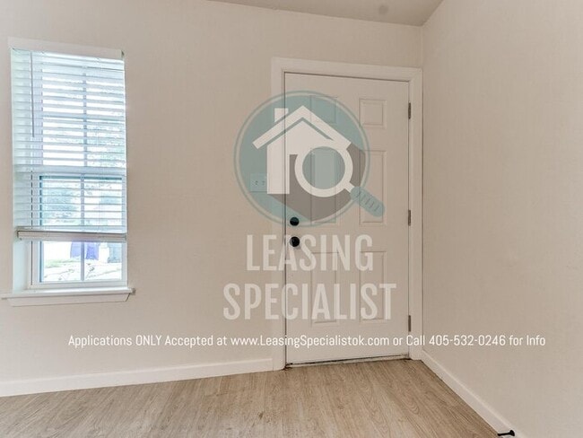 Building Photo - Adorable Norman 3 Bed 1.5 Bath House!