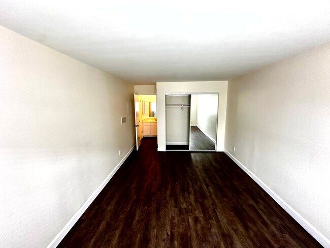 Building Photo - Gorgeous Remodeled 2 Beds + 2 Bath Condo i...