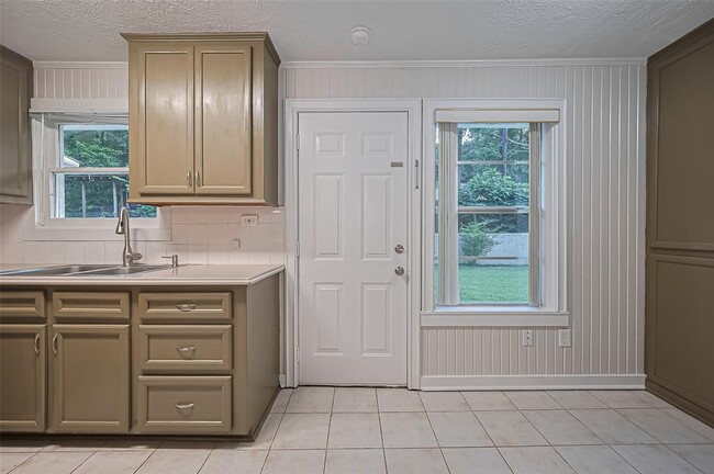 Building Photo - 1372 W Pine Lake Cir