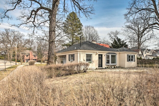 Building Photo - 696 Crescent Blvd