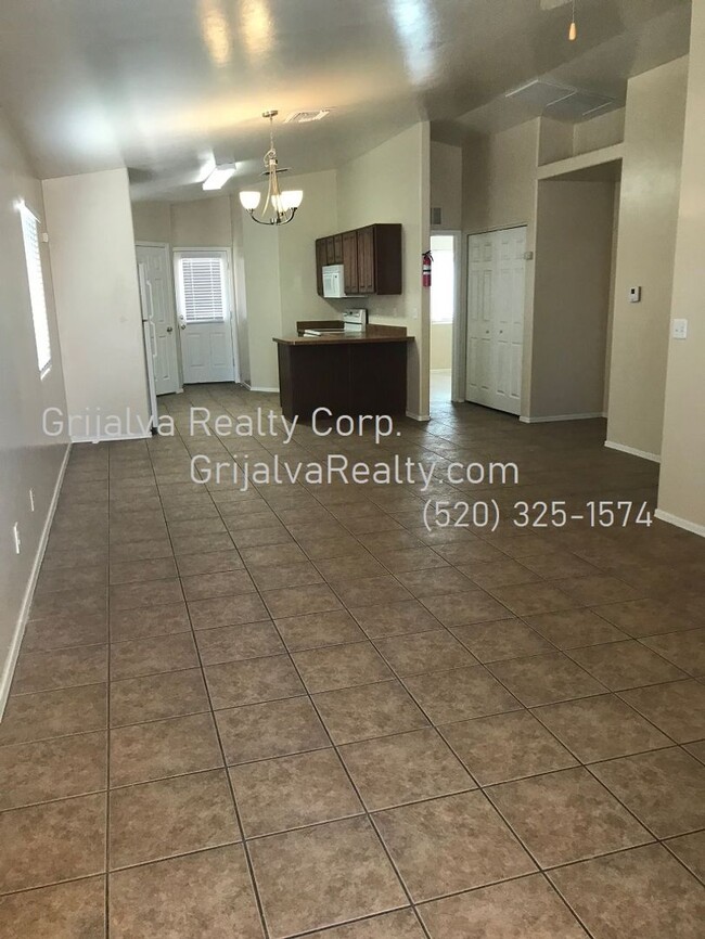 Building Photo - Spacious 4 BR House w/Garage  (36th St/Cam...