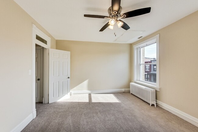 Building Photo - Spacious 3bd/2.5 bath updated townhome in ...