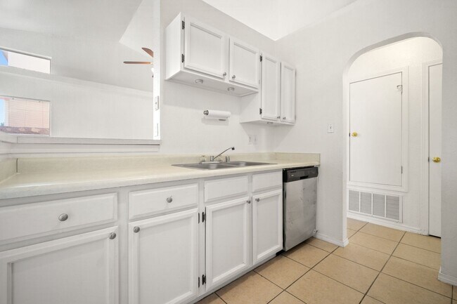 Building Photo - BEAUTIFUL EASTSIDE EL PASO HOME