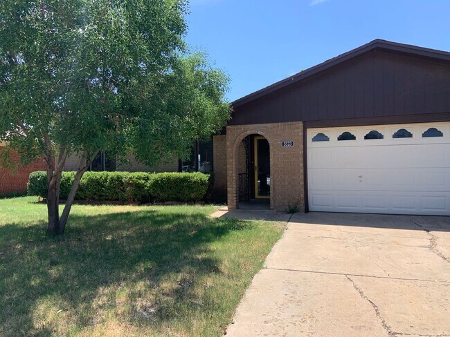 Building Photo - Fabulous home in lovely, convenient neighborhood