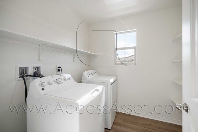 Building Photo - Stylish 2 Bed + 2.5 Bath Townhome in Murrieta