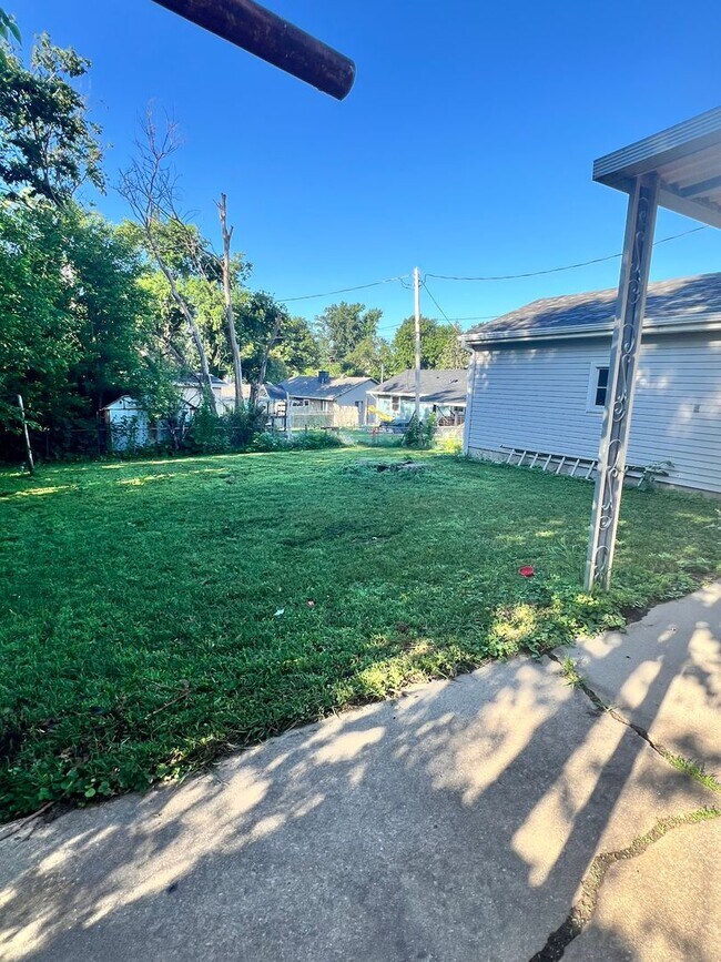 Building Photo - Nice S. Omaha House! 2 bed 1 bath, fully f...