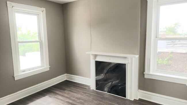 Building Photo - "Charming 3-Bedroom Retreat in the Heart o...