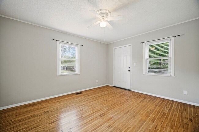 Building Photo - 539 Austin St