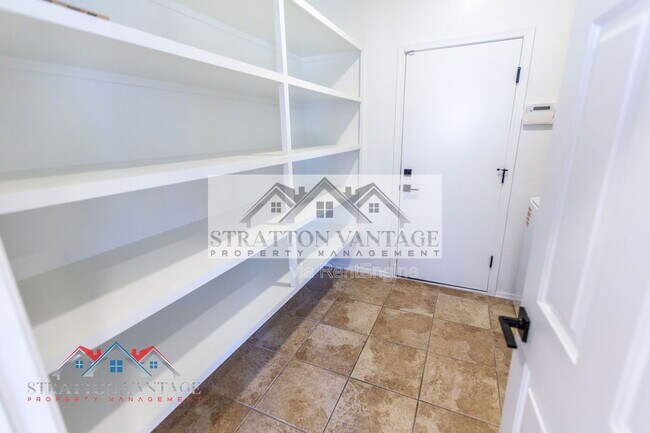 Building Photo - 484 E Cheyenne Rd