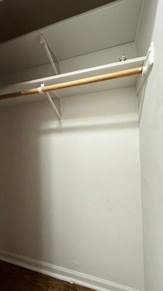 Building Photo - 2409 W Balmoral Ave