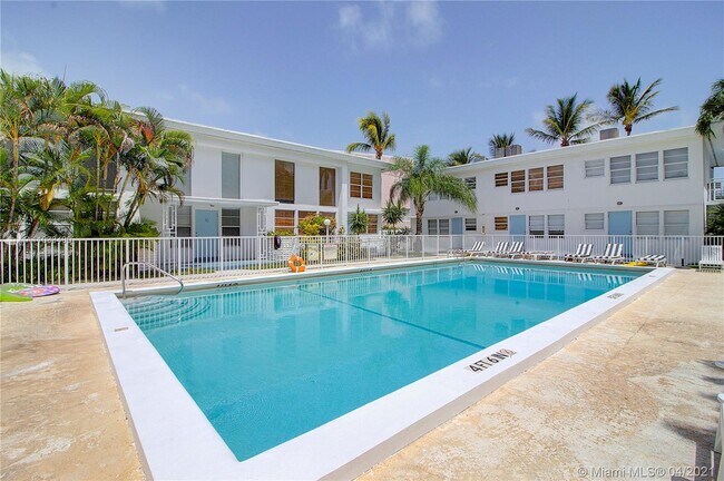 Building Photo - 6865 Bay Dr