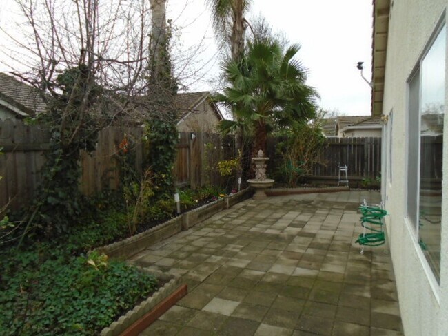 Building Photo - NICE SINGLE STORY 3 BEDROOM & 2 BATH IN DA...