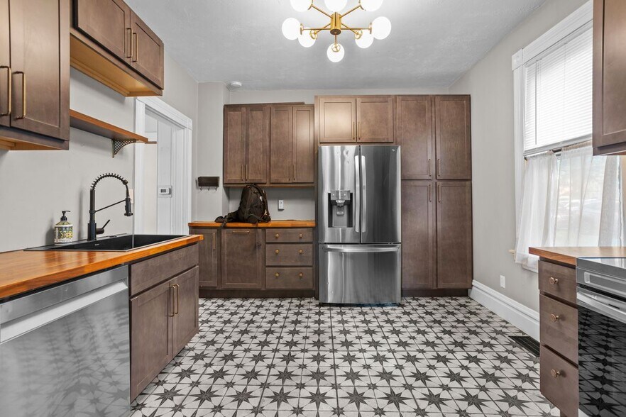 Building Photo - 419 S Van Buren Ave