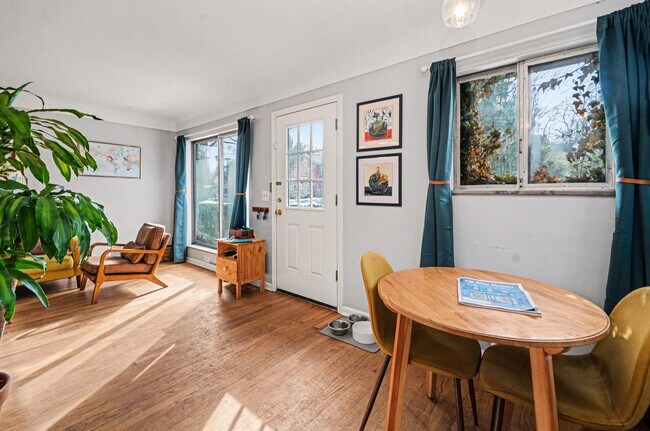 Building Photo - 924 Lutz Ave