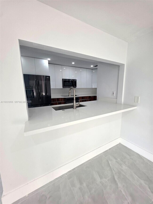 Building Photo - 5095 SW 73rd Ave