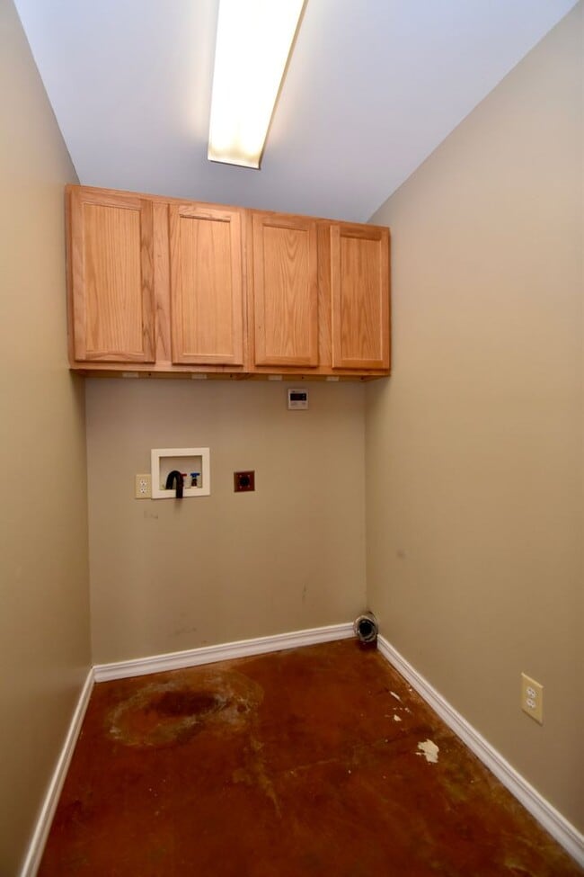 Building Photo - 3 Bedrooms, 3 Bathrooms, & Close to Campus...