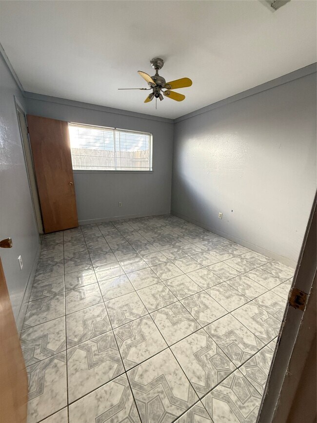 Building Photo - 10831 Overlea Dr