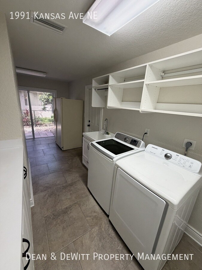 Building Photo - 4 Bed/3 Bath