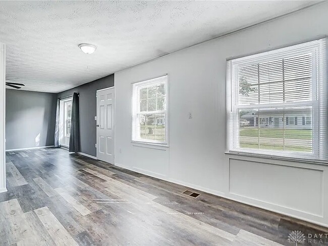 Building Photo - 393 Ridgebury Dr