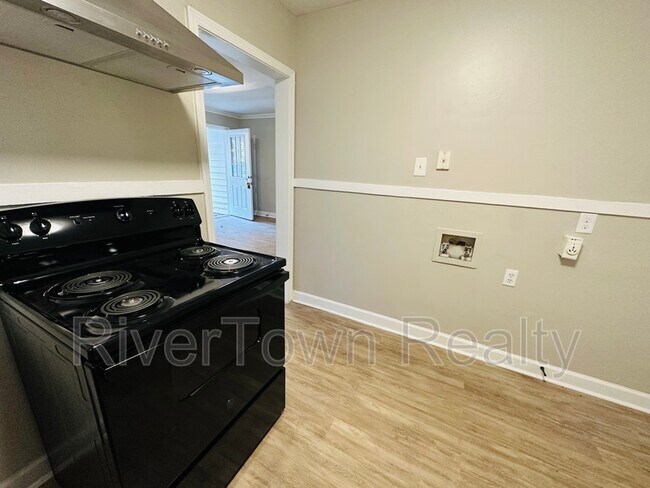Building Photo - 1074 E Walthal Cir