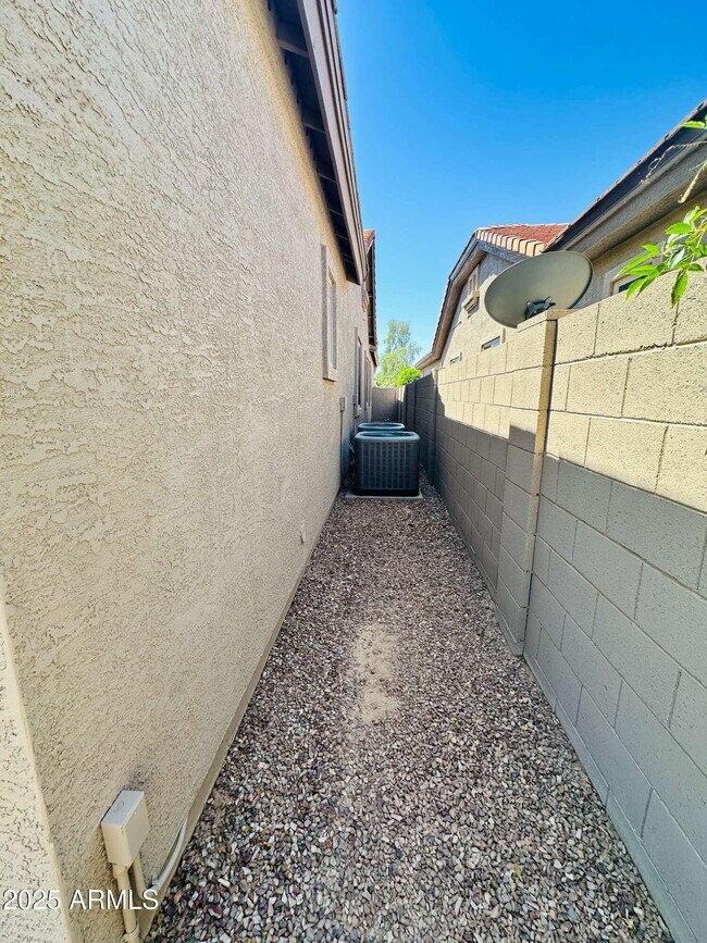 Building Photo - 2720 E Hazeltine Way