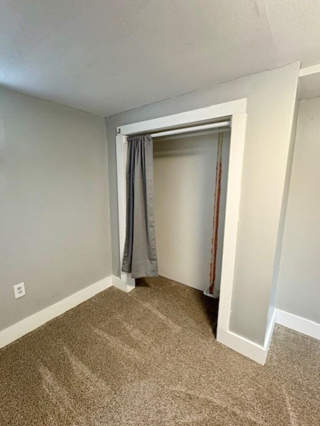 Building Photo - Charming 4-Bedroom Home in the Heart of Windsor Heights!