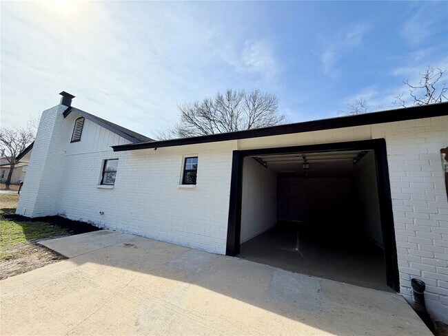 Building Photo - 1504 Parkview Ln