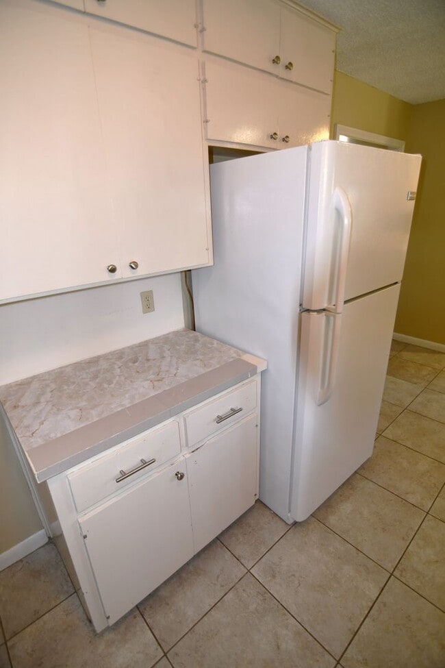 Building Photo - 3 bedroom, 1.5 bath home in quaint, well m...