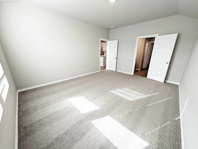 Building Photo - Newer 3/2 in Mustang Schools