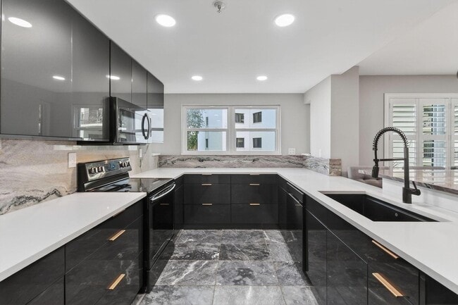 Building Photo - 372 Golfview Rd