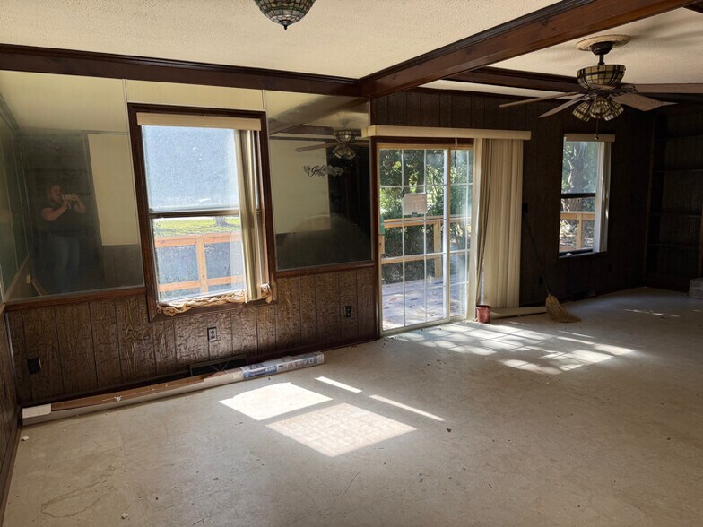 Building Photo - 205 South End Rd